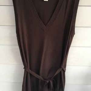 Beautiful Nine West v-neck sweater w/ belt. Great condition.